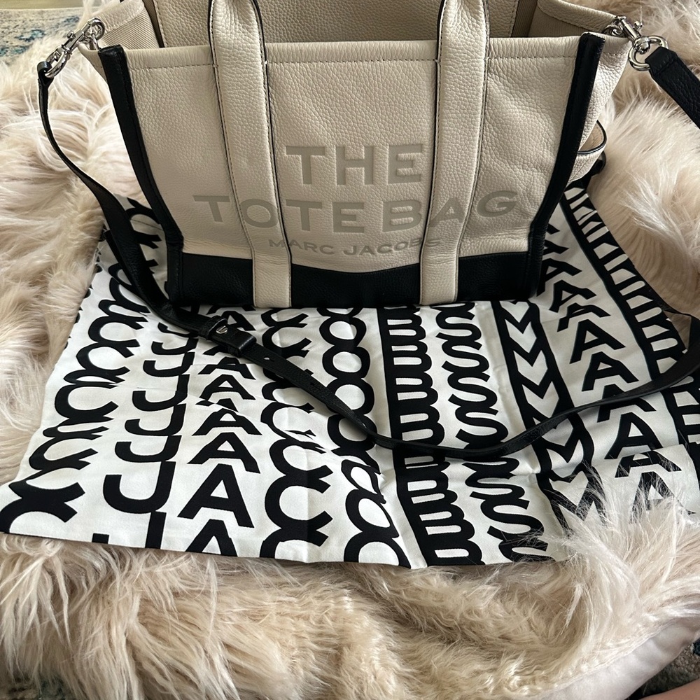 Marc Jacobs White and Black Totes Stylish and Versatile - Picture 5 of 5